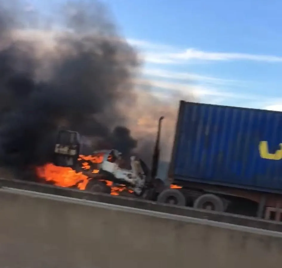 Phần đầu kéo bị cháy rụi gần như hoàn toàn. Ảnh: TXCC