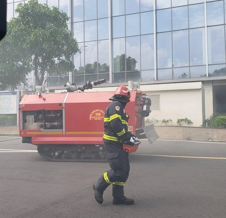 Cảnh sát PCCC&amp;CNCH điều khiển xe chữa cháy robot tiến vào khu vực chữa cháy diễn tập. Ảnh: TS