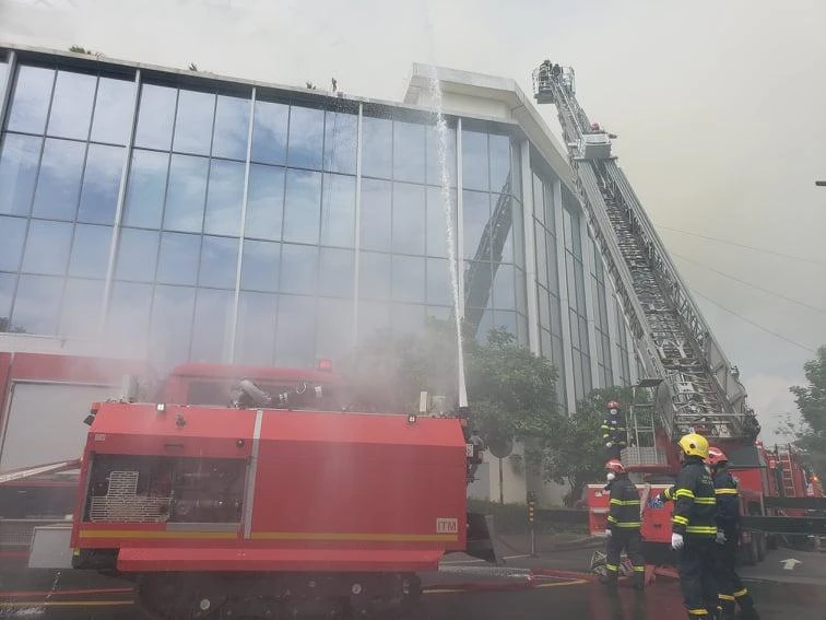 Xe chữa cháy robot điều khiển tự động từ xa và đa năng đang tham gia phun nước. Ảnh. TS