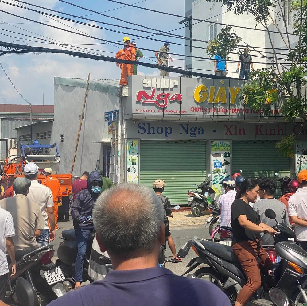 Công an phường Tam Bình cùng nhân viên điện lực đưa ông K đi cấp cứu nhưng ông K vẫn tử vong. Ảnh: TS Công an phường Tam Bình cùng nhân viên điện lực đưa ông K đi cấp cứu nhưng ông K vẫn tử vong. Ảnh: TS