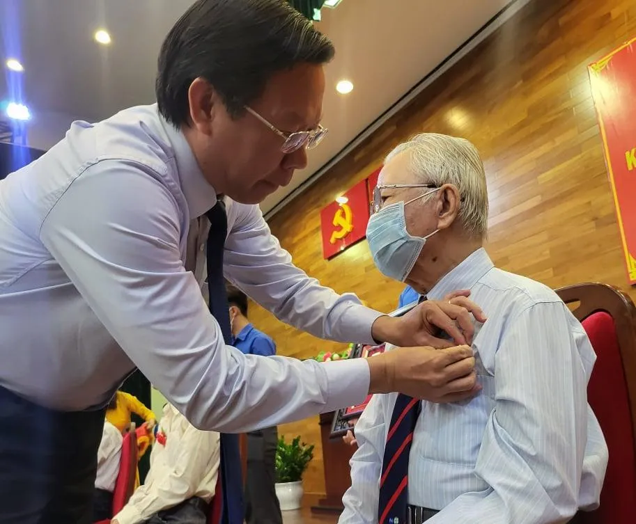 Ông Phan Văn Mãi, Chủ tịch UBND TP.HCM gắn huy hiệu Đảng cho các cụ. Ảnh: TS