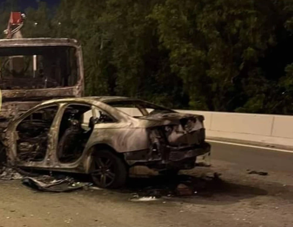 Hiện trường vụ việc cho thấy cả hai xe đều bốc cháy. Ảnh: Mạng XH
