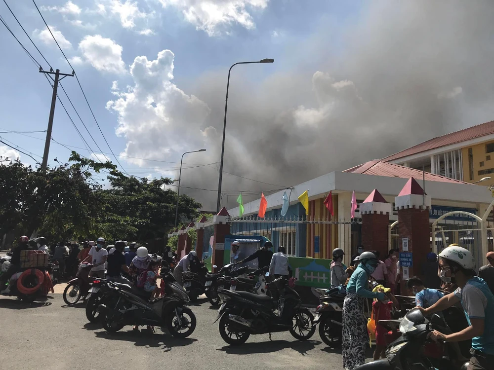 Nhiều phụ huynh đến đón con tại trường mầm non. Ảnh: PHẠM ANH