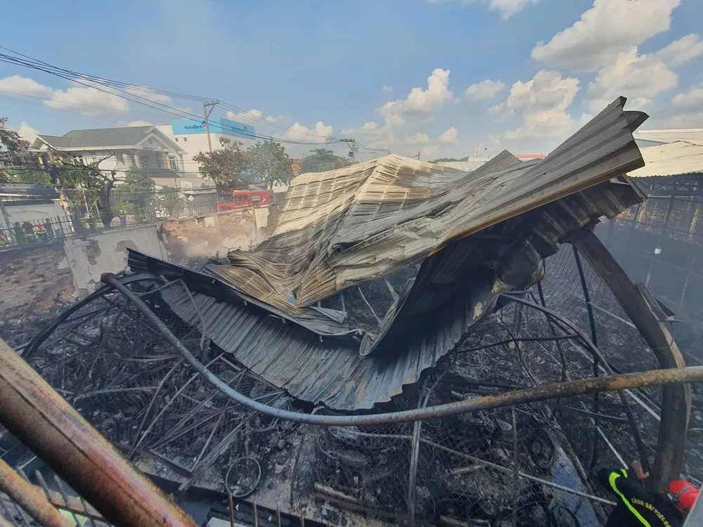 Kho chưa xe vi phạm giao thông bị đổ sập do cháy Kho chưa xe vi phạm giao thông bị đổ sập do cháy