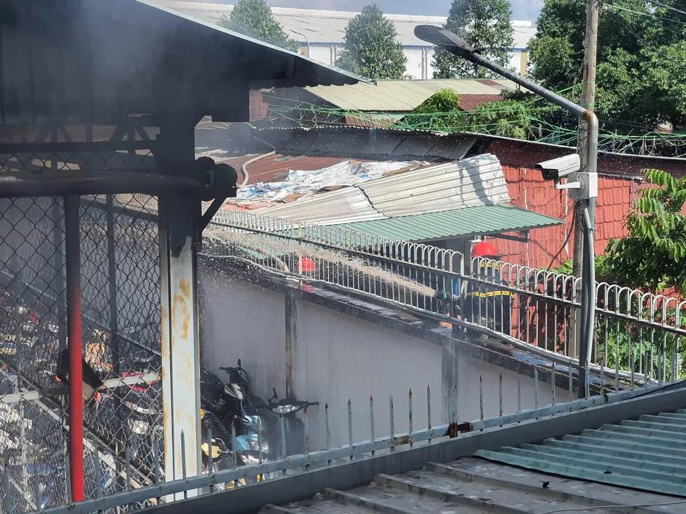 Kho xe vi phạm giông thông rộng hơn 1000 m2 bị cháy Kho xe vi phạm giông thông rộng hơn 1000 m2 bị cháy