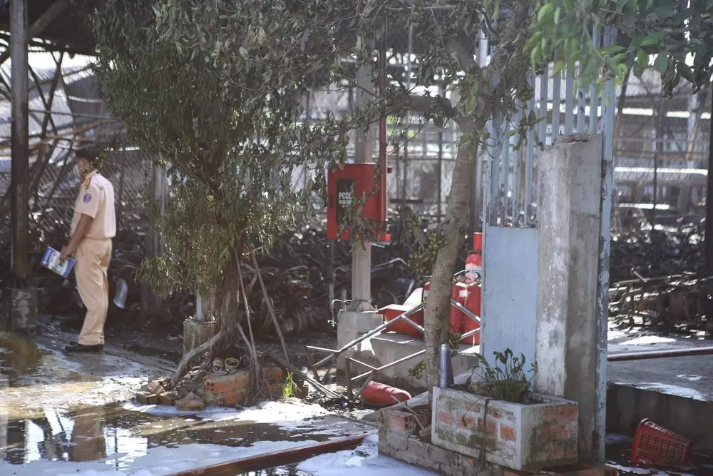 Lực lượng CSGT có mặt kiểm kê số xe bị cháy Lực lượng CSGT có mặt kiểm kê số xe bị cháy