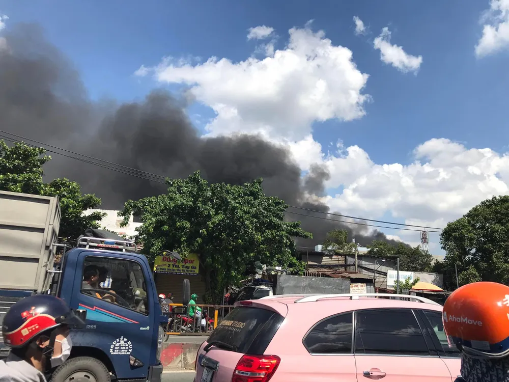 Cột khói cao nghi ngút từ vụ cháy bãi xe