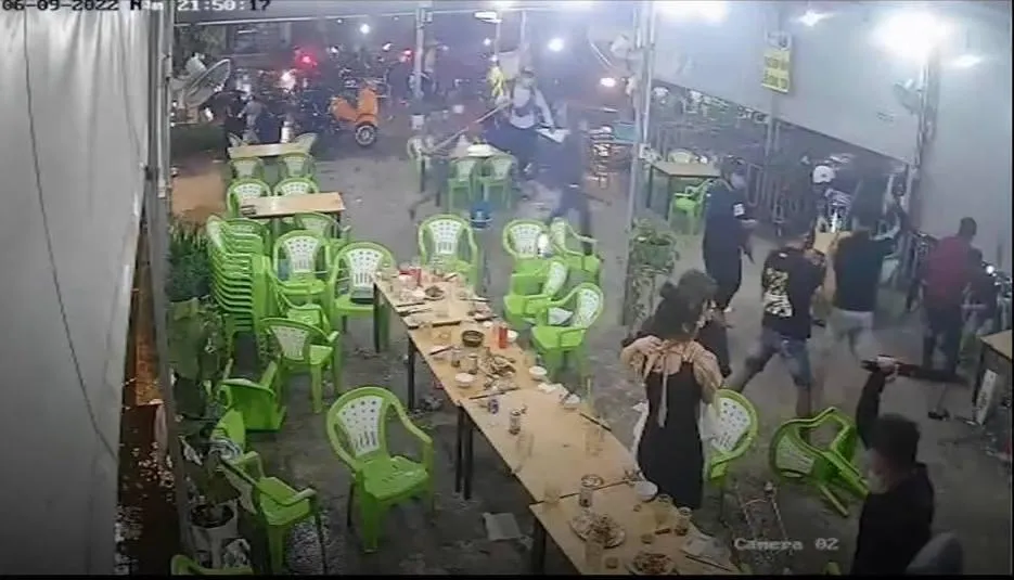 Nhóm người xông vào quán ăn đập phá, chém hai người bị thương. Ảnh: Cắt từ clip Nhóm người xông vào quán ăn đập phá, chém hai người bị thương. Ảnh: Cắt từ clip