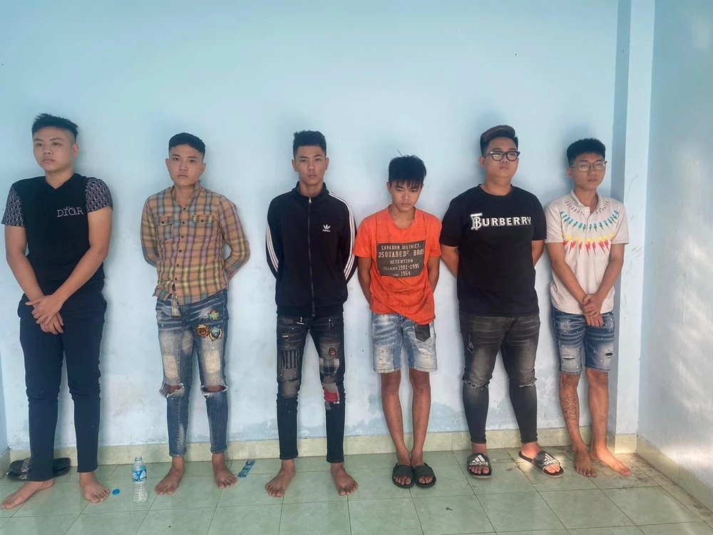Nhóm người tham gia hỗn chiến bị công an bắt giữ. Ảnh: CA