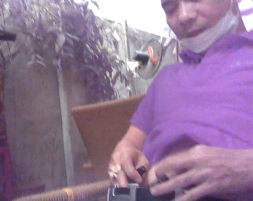 Ông H đang hướng dẫn giấu điện thoại, micro trong quần lót để phục vụ việc gian lận trong phòng thi sát hạch. Ảnh: TỰ SANG - VÕ TÙNG Ông H đang hướng dẫn giấu điện thoại, micro trong quần lót để phục vụ việc gian lận trong phòng thi sát hạch. Ảnh: TỰ SANG - VÕ TÙNG