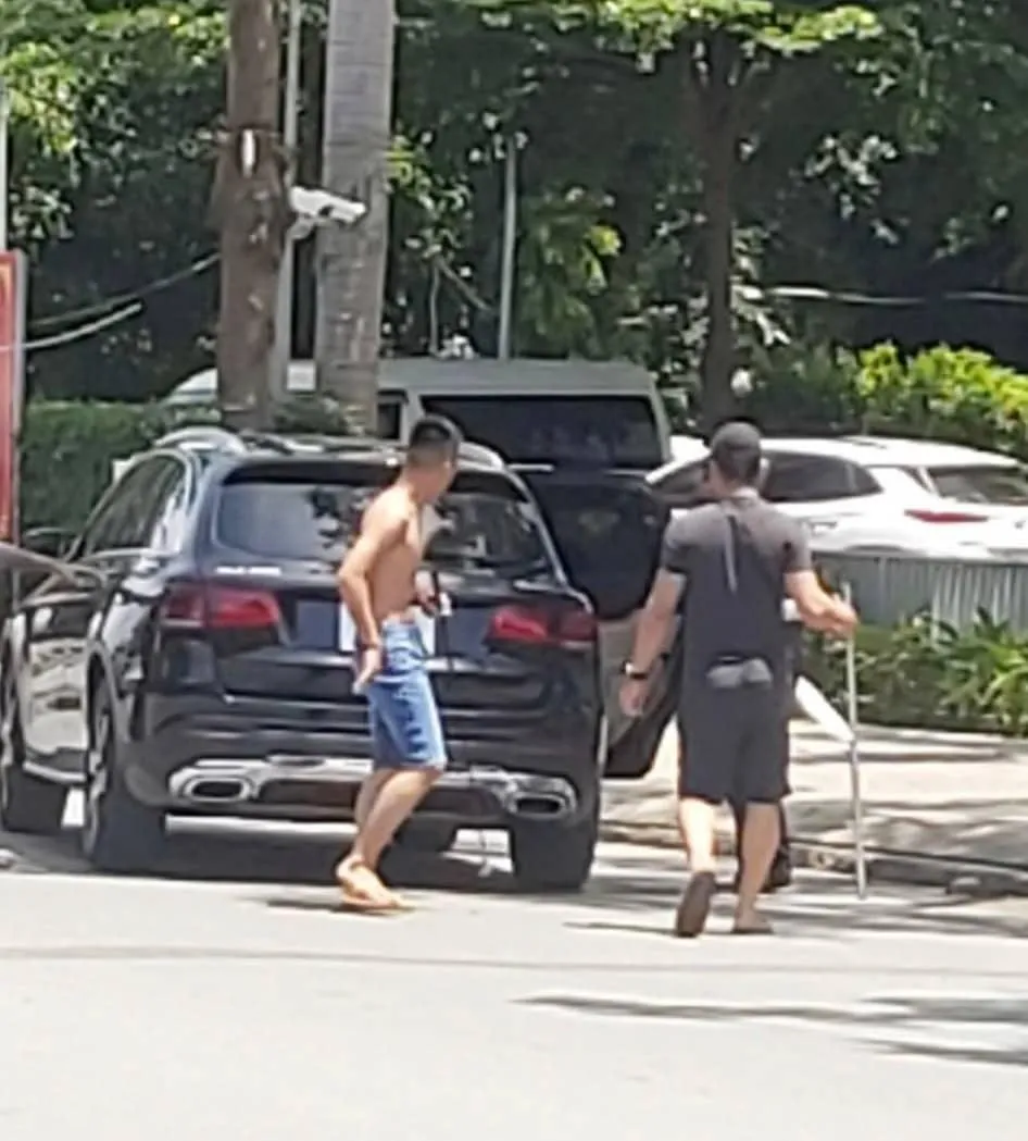 Sau khi đánh người, nhóm này lên ô tô rời đi Sau khi đánh người, nhóm này lên ô tô rời đi