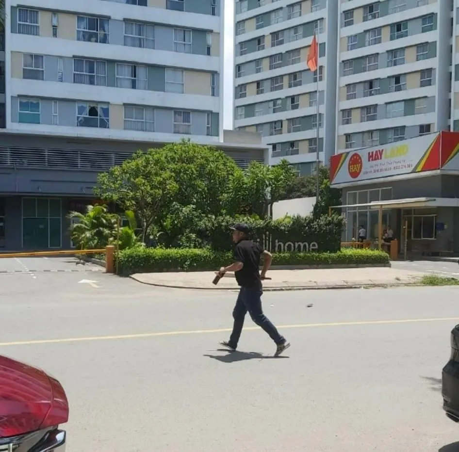 Một người trong nhóm người cầm cây mã tấu tấn công người tài xế xe tải. Ảnh: Cắt từ clip Một người trong nhóm người cầm cây mã tấu tấn công người tài xế xe tải. Ảnh: Cắt từ clip