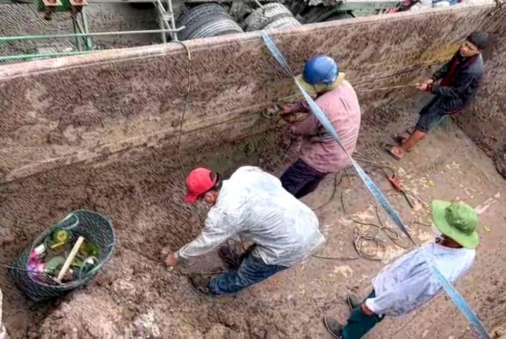 Các công nhân hỗ trợ lực lượng CSGT cắt thùng xe. Ảnh: TS