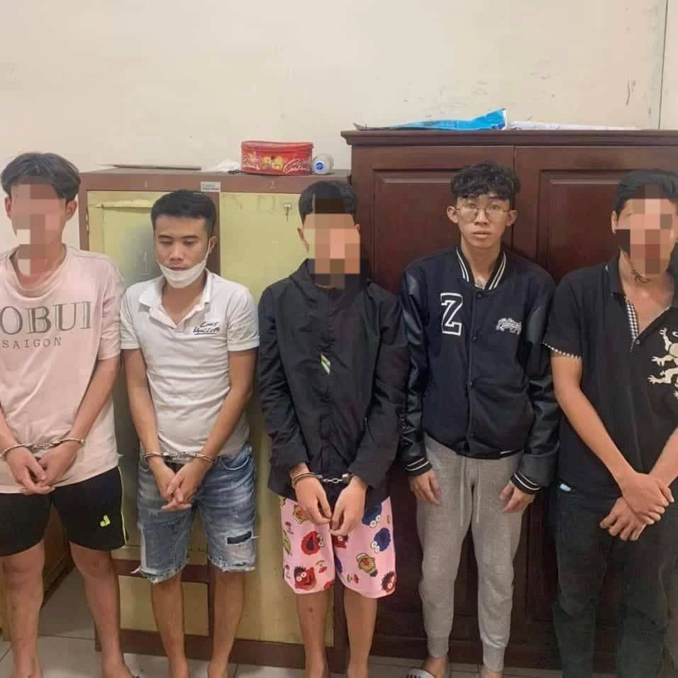 Nhóm người lấy trộm xe máy của người gặp nạn bị công an bắt giữ. Ảnh: TS