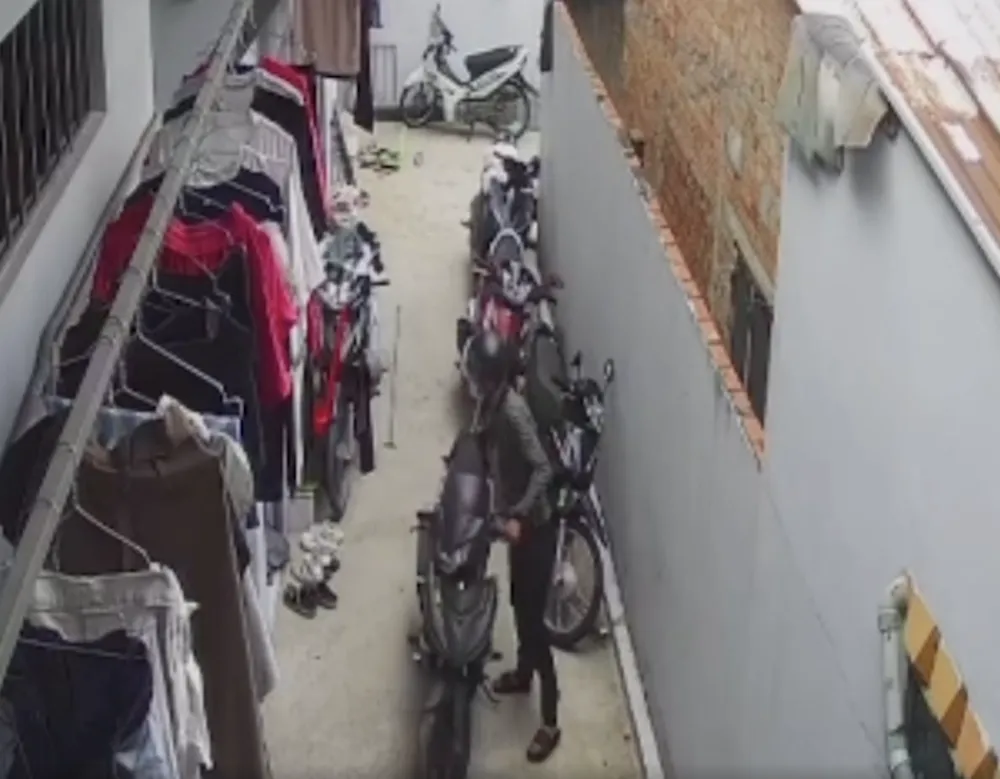 Công an đang truy xét thanh niên vào nhà trọ lấy trộm xe máy. Ảnh: cắt từ clip. Công an đang truy xét thanh niên vào nhà trọ lấy trộm xe máy. Ảnh: cắt từ clip.