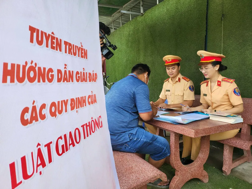Công an TP Thủ Đức yêu cầu doanh nghiệp, chủ phương tiện, lái xe ký cam kết không chở hàng vượt quá tải trọng, quá khổ giới hạn, không tự ý cải tạo phương tiện, cơi nới thùng xe. Ảnh: TỰ SANG Công an TP Thủ Đức yêu cầu doanh nghiệp, chủ phương tiện, lái xe ký cam kết không chở hàng vượt quá tải trọng, quá khổ giới hạn, không tự ý cải tạo phương tiện, cơi nới thùng xe. Ảnh: TỰ SANG