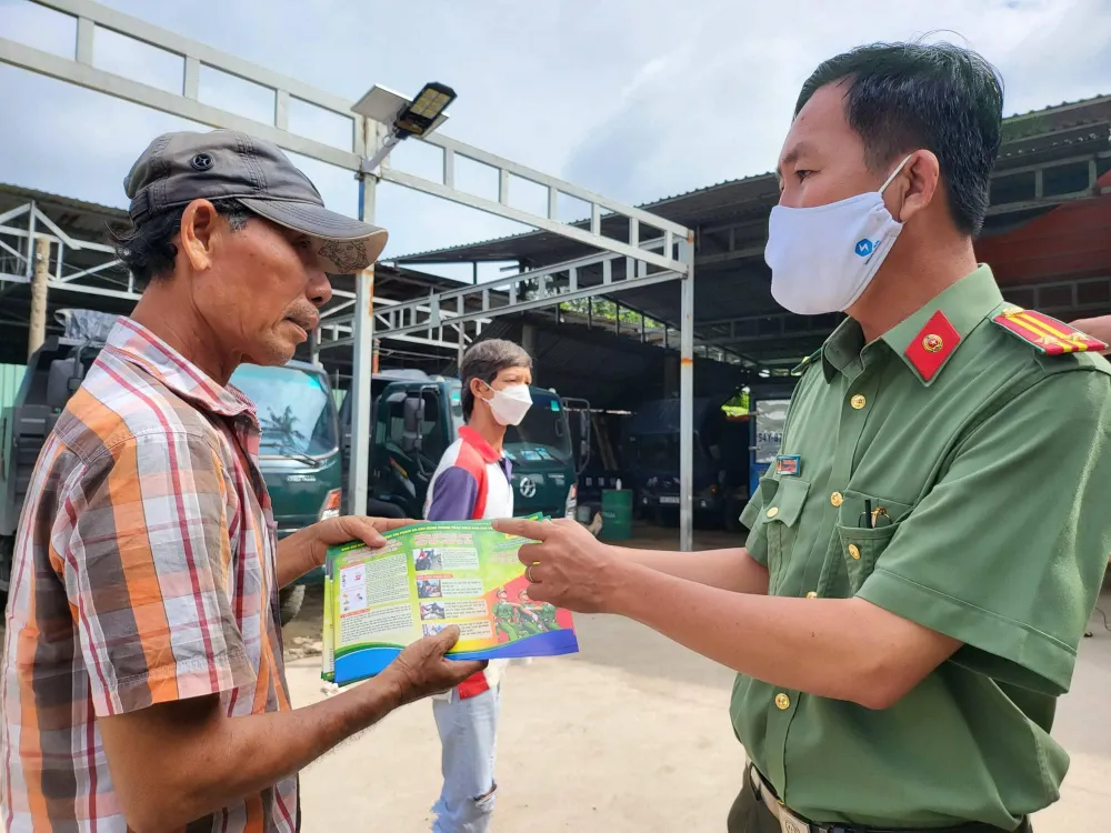 Tuyên truyền trực tiếp, phát tờ rơi, đặt pano tại các dãy trọ, bãi xe… trên địa bàn. Ảnh: TỰ SANG Tuyên truyền trực tiếp, phát tờ rơi, đặt pano tại các dãy trọ, bãi xe… trên địa bàn. Ảnh: TỰ SANG