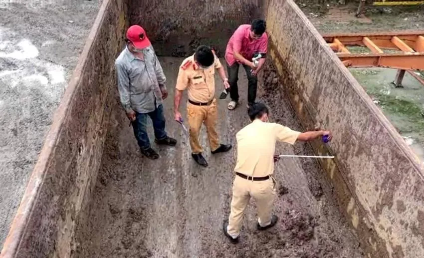 CSGT tiến hành cắt thùng xe cơi nới. Ảnh: TS CSGT tiến hành cắt thùng xe cơi nới. Ảnh: TS