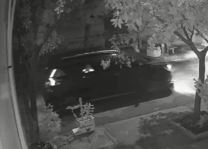 Quân và Bá đi ô tô để trộm cắp tài sản được camera ghi lại. Ảnh: CA