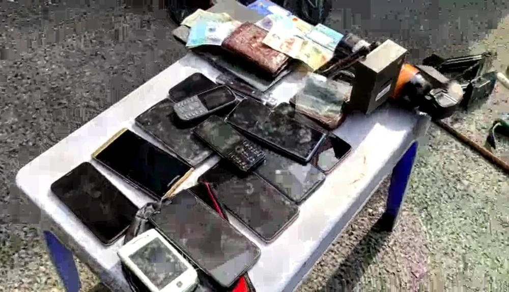 Tang vật công an thu giữ từ Quân và Bá. Ảnh: CA