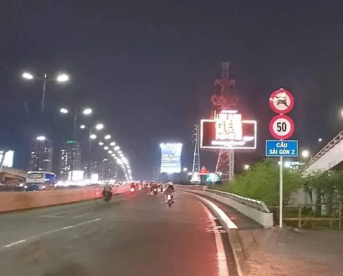 Tại đầu cầu Sài Gòn có biển báo cấm ô tô lưu thông vào làn xe máy. Ảnh: TS