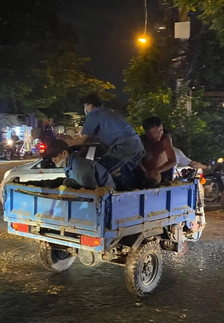 Người dân dùng cát khắc phục sự cố tránh làm trơn trượt cho người đi đường. Ảnh: CTV