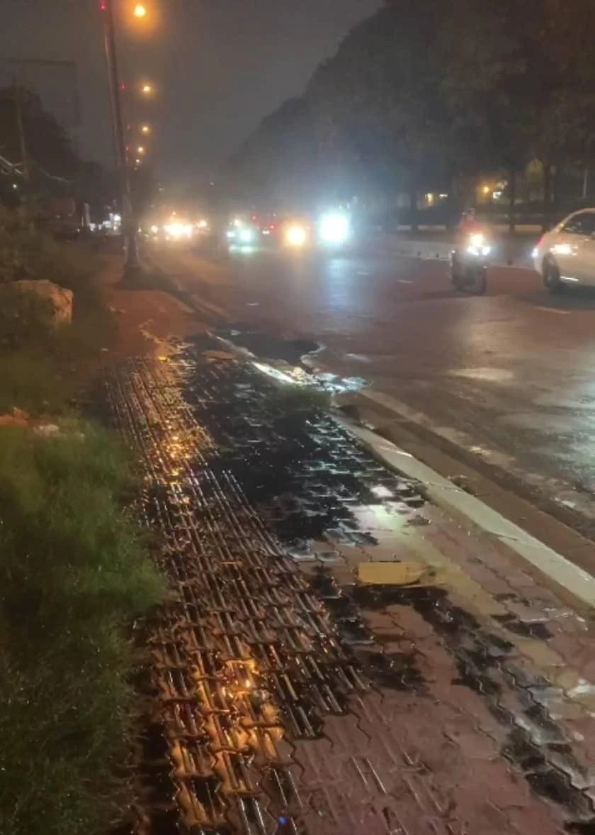 Nhiều nhớt rơi vương vãi ra đường. Ảnh: CTV