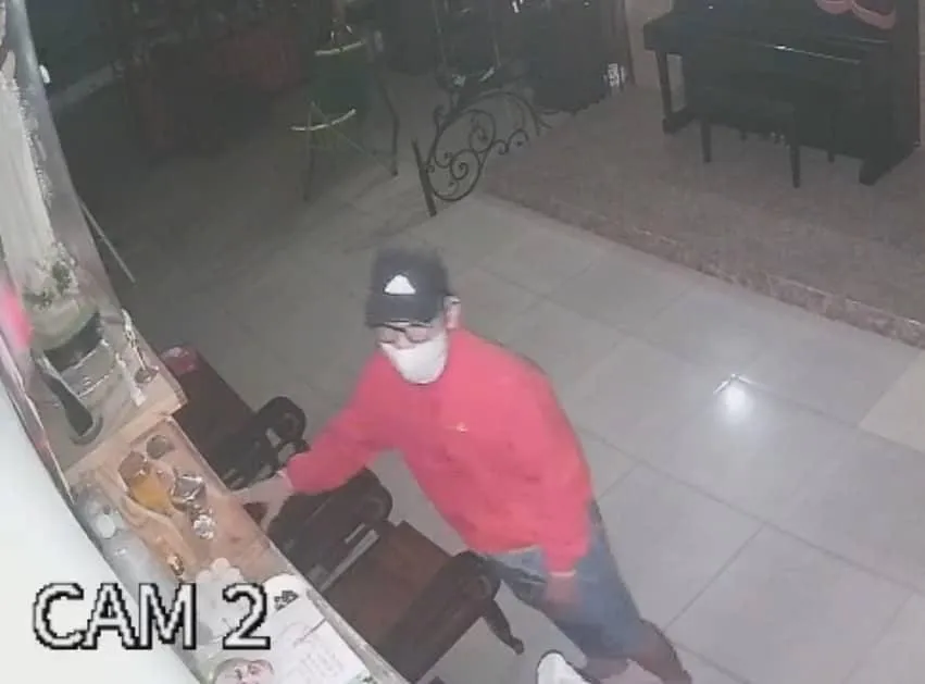 Kẻ trộm đột nhập vào nhà anh T lấy tài sản. Ảnh: cắt từ clip