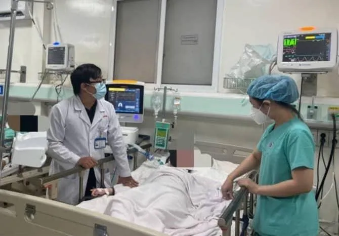 Các bác sĩ đang điều trị cho người bị ngộ độc rượu. Ảnh: BVCC