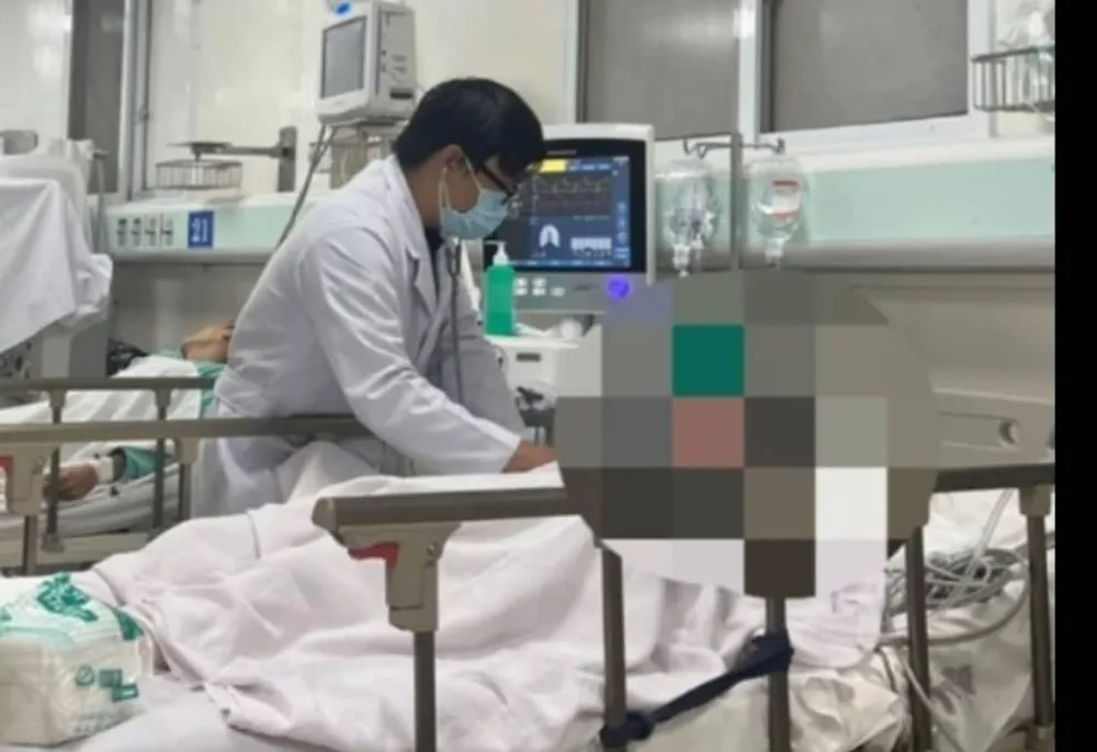 Bác sĩ đang tích cực điều trị cho bệnh nhân bị ngộ độc rượu. Ảnh: BVCC Bác sĩ đang tích cực điều trị cho bệnh nhân bị ngộ độc rượu. Ảnh: BVCC