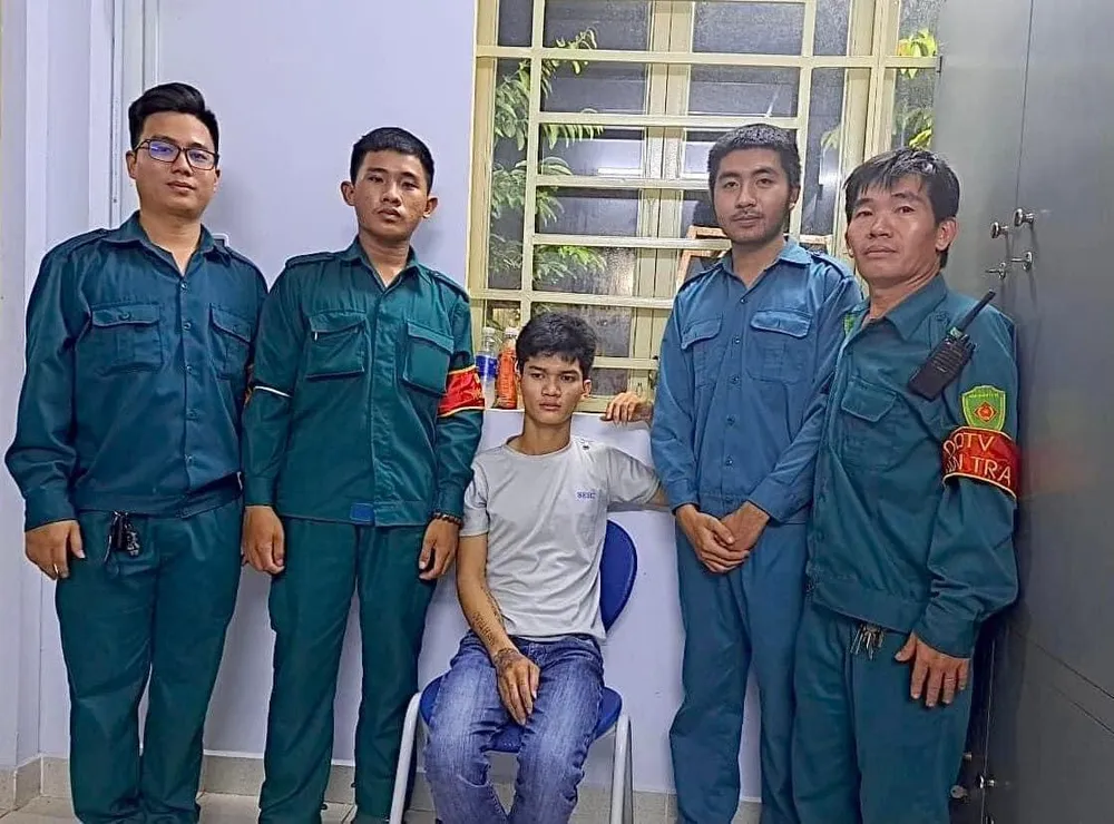 Bảo bị dân quân phường đội Tân Phú, TP Thủ Đức bắt giữ. Ảnh: UBNDP