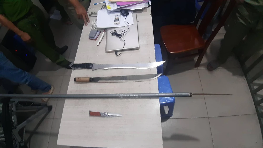 Công an thu giữ hung khí từ nhóm thanh thiếu niên chuẩn bị hỗn chiến. Ảnh: CACC