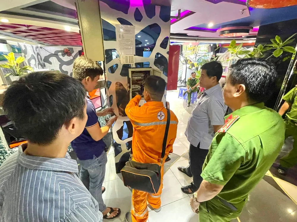 Công an TP Thủ Đức kiểm tra các cơ sở kinh doanh karaoke trên địa bàn. Ảnh: TS Công an TP Thủ Đức kiểm tra các cơ sở kinh doanh karaoke trên địa bàn. Ảnh: TS