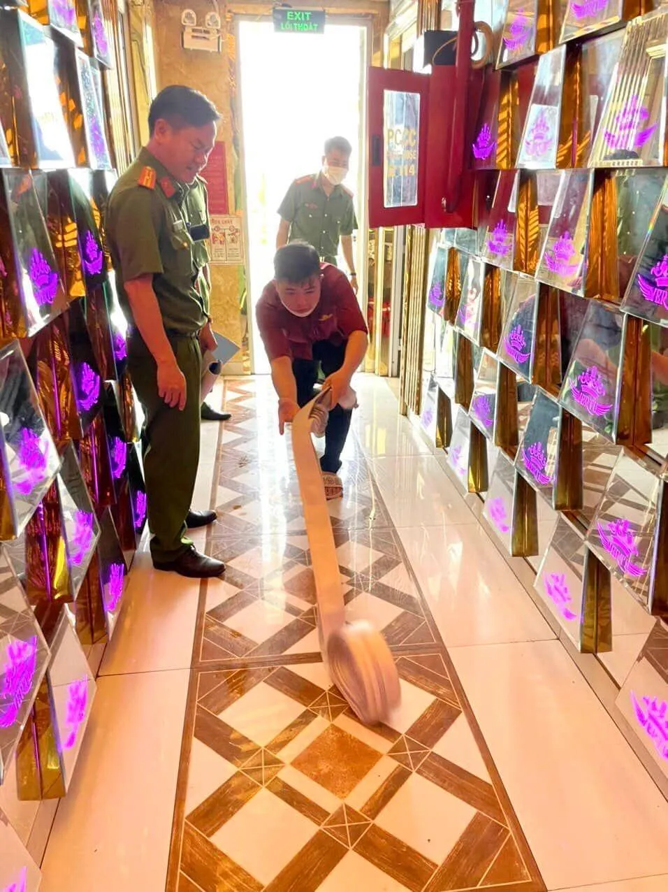 Hệ thống vòi nước chữa cháy cũng được kiểm tra. Ảnh: TS Hệ thống vòi nước chữa cháy cũng được kiểm tra. Ảnh: TS