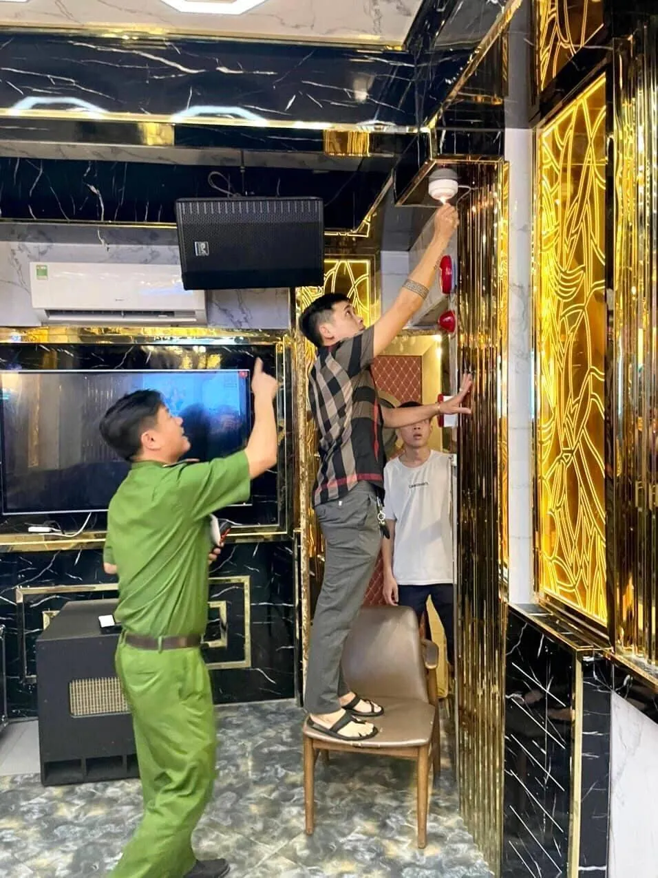 Công an kiểm tra hệ thống báo cháy tại các cơ sở kinh doanh karaoke. Ảnh: TS Công an kiểm tra hệ thống báo cháy tại các cơ sở kinh doanh karaoke. Ảnh: TS