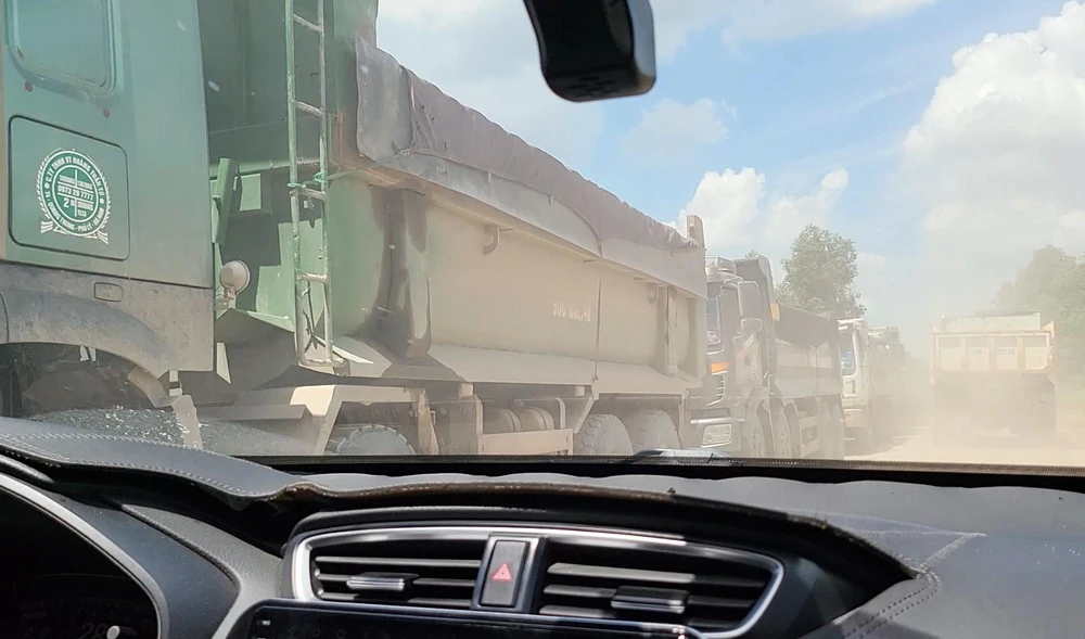 Đoàn xe ra vào mỏ đá Tân Cang tạo nên cảnh hỗn loạn. Ảnh: VÕ TÙNG - TỰ SANG