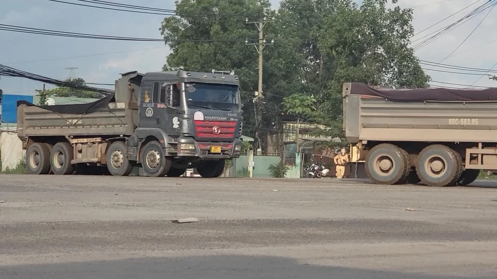 Xe cơi nới thùng lưu thông ngang CSGT tại đường chuyên dùng - QL51. Ảnh: VÕ TÙNG - TỰ SANG