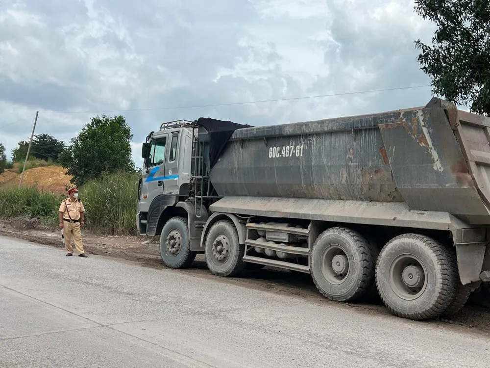 CSGT kiểm tra xe chở đá lưu thông trong cụm mỏ đá Tân Cang. Ảnh: VÕ TÙNG - TỰ SANG CSGT kiểm tra xe chở đá lưu thông trong cụm mỏ đá Tân Cang. Ảnh: VÕ TÙNG - TỰ SANG