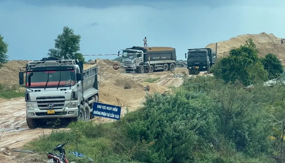 Các xe chở cát vun thùng từ hồ Dầu Tiếng đi ra. Ảnh: VÕ TÙNG - TỰ SANG