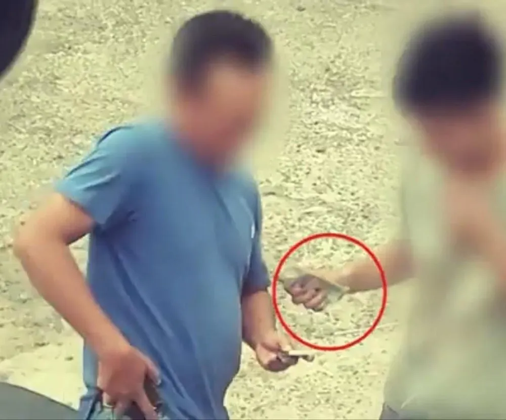 Phụ xe phải chung 700.000 đồng để xe quá tải lưu thông trên quốc lộ 1A đoạn từ Xuân Lộc về cầu Đồng Nai. Ảnh: VÕ TÙNG - TỰ SANG