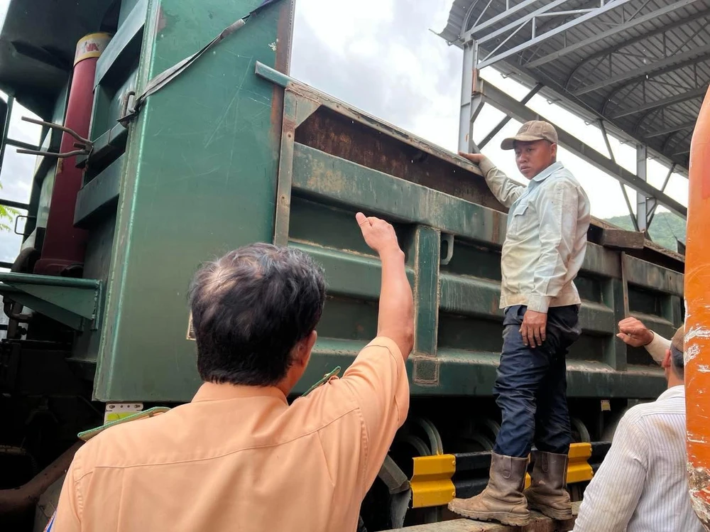 Giám đốc Công an tỉnh Bà Rịa - Vũng Tàu yêu cầu Đại tá Lê Văn Ninh - Trường phòng PC08 Công an tỉnh trực tiếp đi kiểm tra thông tin báo phản ánh. Ảnh: VÕ TÙNG - TỰ SANG