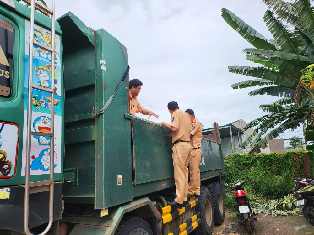 Lực lượng chức năng kiểm tra thực tế và bất ngờ khi lần đầu nhìn thấy hệ thống thuỷ lực. Ảnh: VÕ TÙNG - TỰ SANG