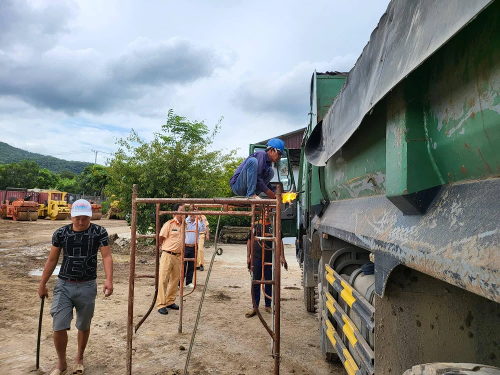 Lực lượng công an yêu cầu mở ống xương sắt để kiểm tra xe có hệ thống thuỷ lực hay không. Ảnh: VÕ TÙNG - TỰ SANG