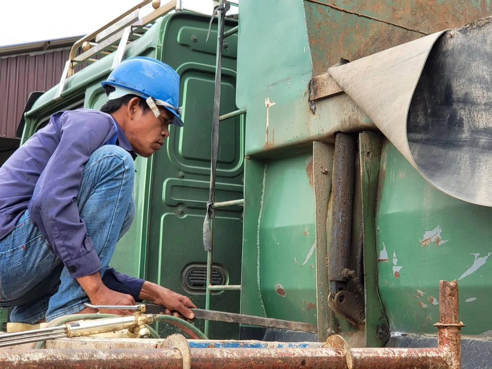 Ống xương sắt được mở ra, ống ty thuỷ lực được nhìn thấy thì chủ xe mới thừa nhận xe có sử dụng hệ thống thuỷ lực. Ảnh: VÕ TÙNG - TỰ SANG