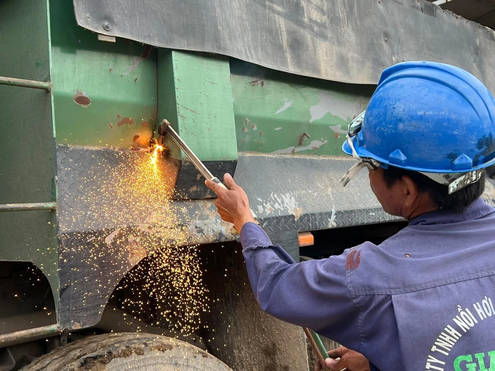 Cận cảnh ống ty được giấu trong xương sắt được lực lượng công an yêu cầu tháo ra. Ảnh: VÕ TÙNG - TỰ SANG