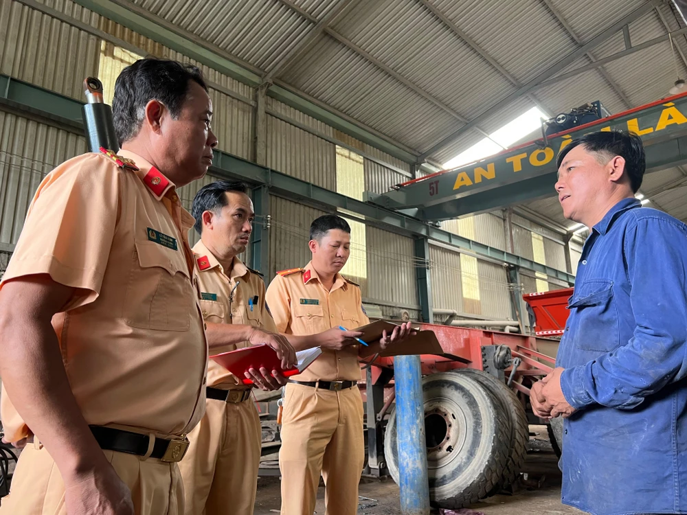 Đại tá Lê Văn Ninh - Trưởng phòng PC08 cho biết cơi nới thùng để chở quá tải là tiếp tay cho phá đường. Ảnh: VÕ TÙNG - TỰ SANG