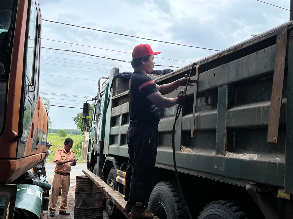Xe cơi nới thùng bằng hệ thống thuỷ lực được Đại tá Ninh yêu cầu cắt hạ thùng và tháo dỡ hệ thống thuỷ lực. Ảnh: VÕ TÙNG - TỰ SANG