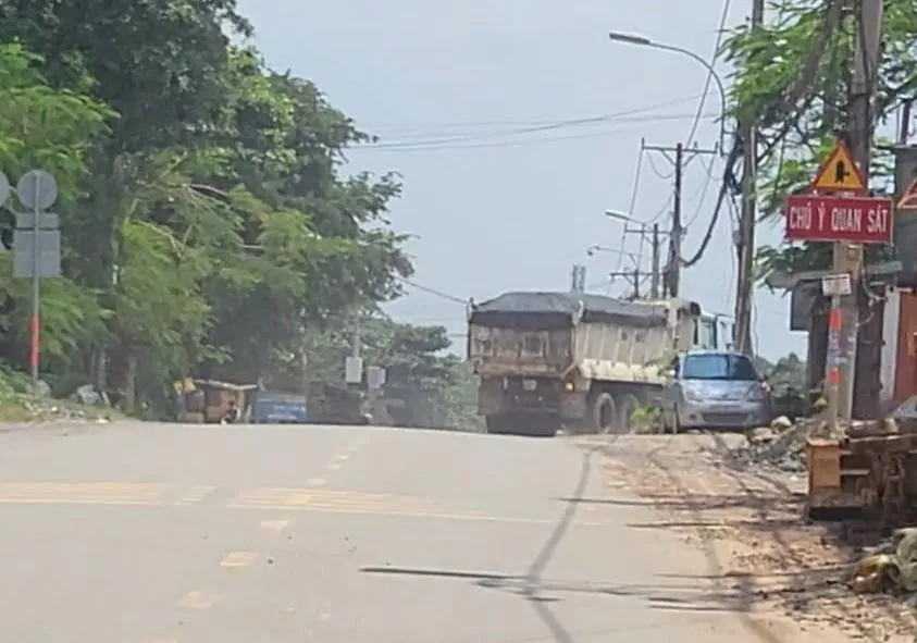 Xe ben chở đầy đá lưu thông vào đường cấm Nguyễn Xiển rồi về đường Hoàng Hữu Nam. Ảnh: VÕ TÙNG- TỰ SANG Xe ben chở đầy đá lưu thông vào đường cấm Nguyễn Xiển rồi về đường Hoàng Hữu Nam. Ảnh: VÕ TÙNG- TỰ SANG