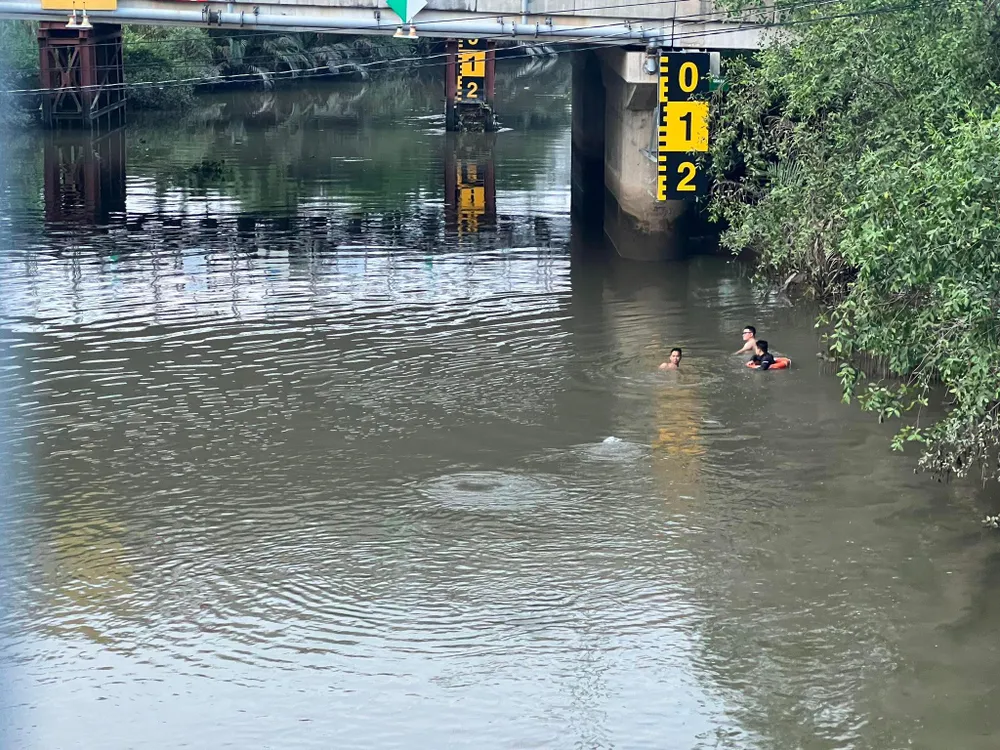 Cảnh sát tung lực lượng tìm kiếm và lặn tìm vì nghi cháu N bị rơi xuống kênh.