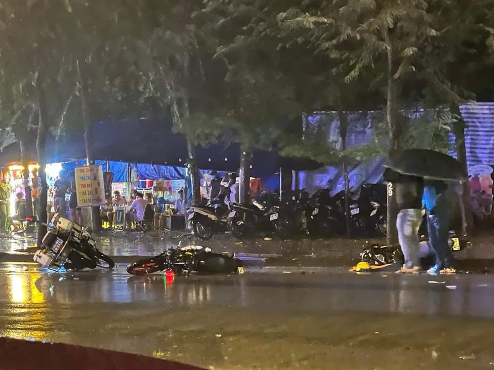 Hiện trường vụ tai nạn giữa 2 xe máy và xe đặc chủng CSGT khiến 3 người bị thương. Ảnh: TS